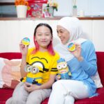 Dian Ayu Instagram - Umi gemes sendiri ngeliat Kakak Embun pengen selfie sama mainan minionsnya. Katanya mau dipajang buat dikamar, aduh dari pada cuma dipajang mending ikutan Paddle Pop Minions Photo Competition!! • Caranya gampang loh! 1. Tinggal beli 3 Paddle Pop Minions (jangan lupa simpan struknya) 2. Post foto liburan dengan Paddle Pop Minions di feed moms dengan hashtag #PaddlePopMinions #PaddlePopMainYuk 3. Terus jangan lupa tag dan follow akun @paddlepop.idn • Siapa tau moms bisa menangin hadiah family trip ke Universal Studio Singapore dan hadiah menarik lainnya. Seru banget kan? Ayo buruan ikutan karena cuma sampai tanggal 30 September 2023 🤍