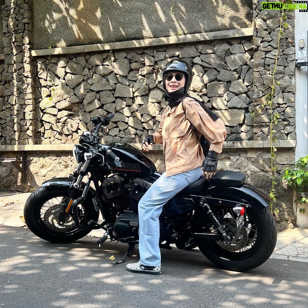 Dian Ayu Instagram - Ngerasa cantik kalo lagi full makeup ❎ Ngerasa cantik kalo lagi motoran bau asep ✅ 🤣🤣🤣 . . #harleydavidsonsportster48 🧥 @inforiamiranda