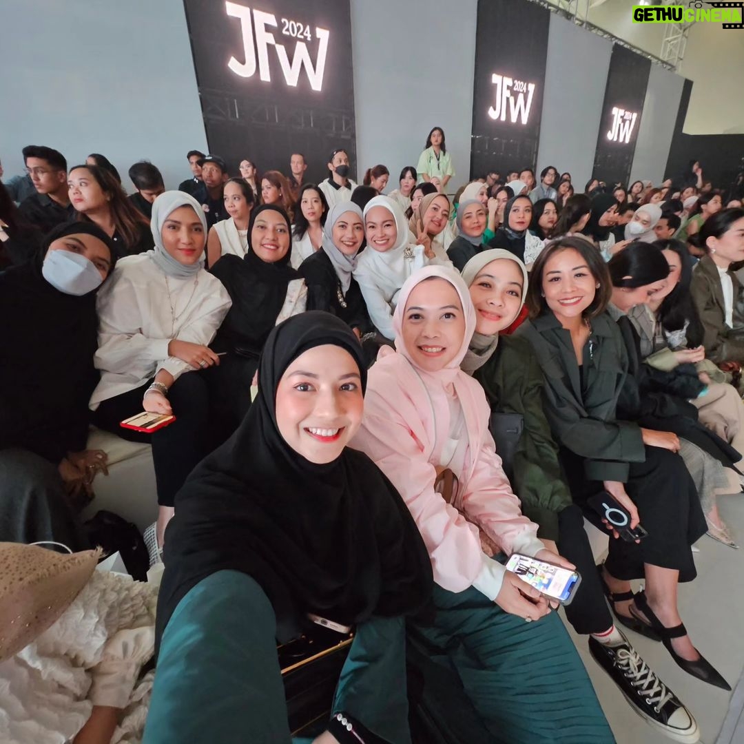 Dian Ayu Instagram - supporting my eonnie @anandiaputri @ikyk2011 for @jfwofficial 2024.. terkeceeee gak cuman karyanya.. tapi berani "bersuara" melalui karya itu gak ngerti lagi sihhh eonnieee!!!!!! berkah selalu sisterrrrkuuu 🫰 #freep4lestine Jakarta, Indonesia