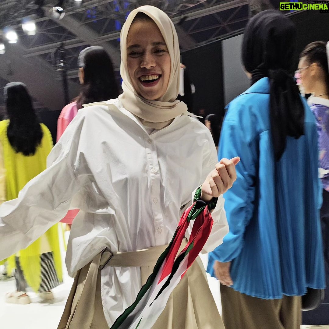 Dian Ayu Instagram - supporting my eonnie @anandiaputri @ikyk2011 for @jfwofficial 2024.. terkeceeee gak cuman karyanya.. tapi berani "bersuara" melalui karya itu gak ngerti lagi sihhh eonnieee!!!!!! berkah selalu sisterrrrkuuu 🫰 #freep4lestine Jakarta, Indonesia