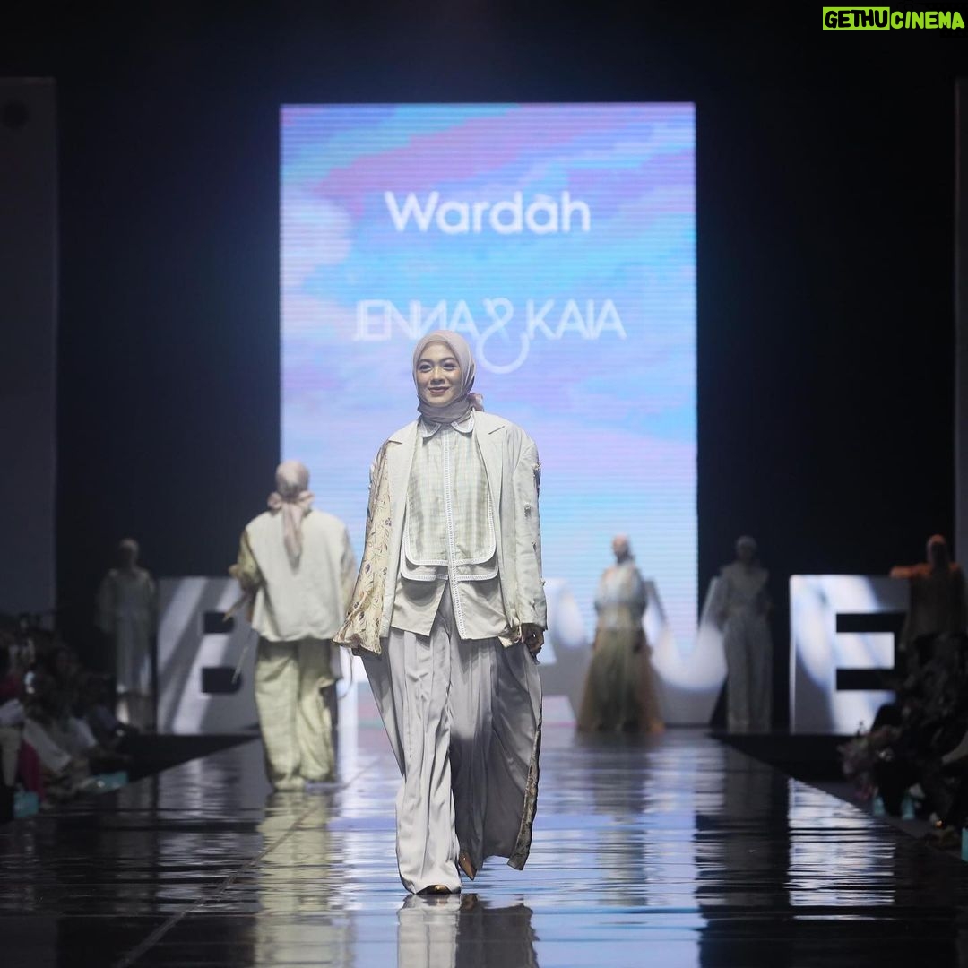 Dian Ayu Instagram - Thank you for having me @jennaandkaia.official x @wardahbeauty .. Sungguh selalu jadi pengalaman seru bisa jadi muse di event @jmfwofficial 🤍 Congratulations tehh @lirakrisnalisa and team.. Jakarta, Indonesia