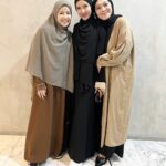 Dian Ayu Instagram - iyaaa iyaa kalian boleh iri aku punya sahabat yang solehahh kayak mereka ini 😍 aku yang paling tua usianya, tapi gak pernah malu untuk nyuri ilmu mereka yang masyaallahh.. gimana aku gak makin sayaaang dan posesip cobaaa 🥲🥲🥲 lopyuhhhhh solehahhh @ratnagalih @natasharizkynew ❤️❤️❤️