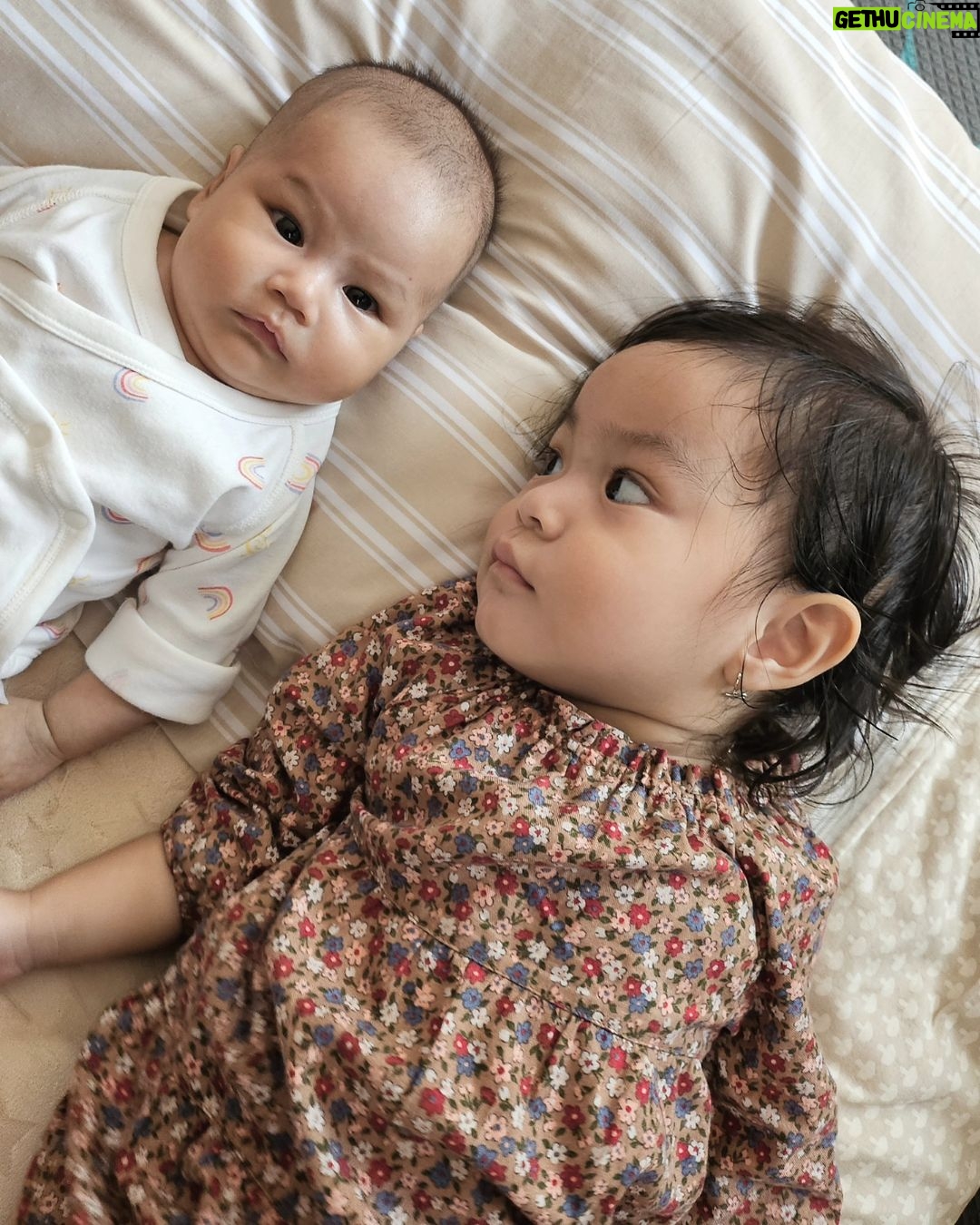 Dian Ayu Instagram - Bulan dan Sahira 🤍 @omeshomesh dan @rahadianrandi versi sachet 😍 buuu @tiararahmani kitaa ditumpangin ajaa 😅 #cousins