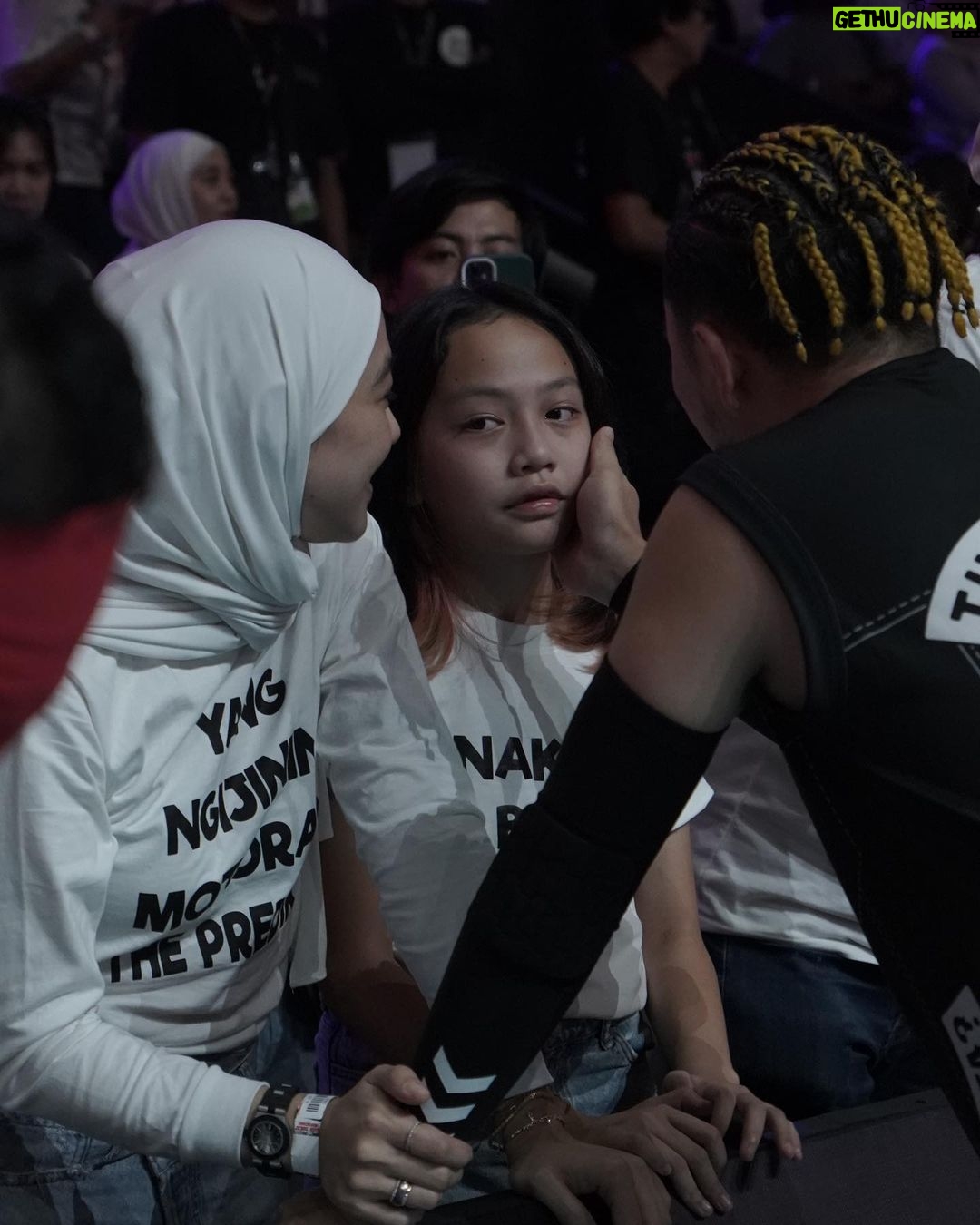 Dian Ayu Instagram - Mereka yang teriakannya paling kenceng! Mereka yang pertama dicari pas pertama masuk lapangan! Mereka yang dicari pas setiap serve atau pas kebetulan bikin poin! . . Terimakasih ❤️ Keluarga Sederhana