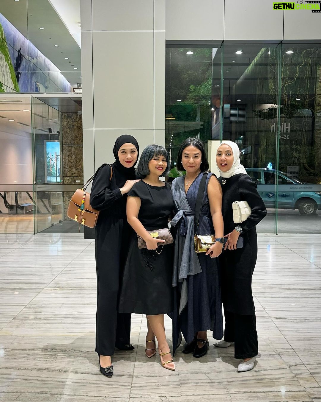 Dian Ayu Instagram - Dinner pertama 2024, dalam rangka ulang tahun @deekarta @dessey , dan tentunya untuk menyambut 365 hari kedepan dengan penuh doa baik dan berkah yaaa kakak kakakkk π€π€π€ #throwback Jakarta, Indonesia