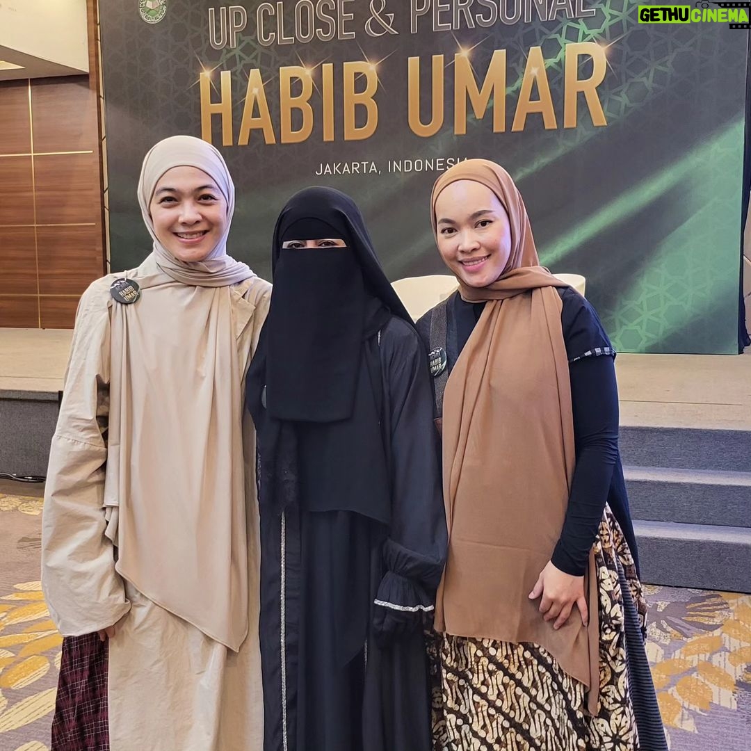 Dian Ayu Instagram - masyaallaahh tabbarakallah 20 agustus 2023 diberi kesempatan untuk memperdalam ilmu dari guru Habib Umar yang biasanyaa hanya nonton youtube nya ajaa.. Barakallahhh ukhtiii @ratu_anandita atas ajakannyaaa .. insyaallahh Allahh ganti pahala yaaa sayaang 🤍