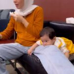 Dian Ayu Instagram - Mamak itu pasti multitasking! dalam posisi gini pun sekalinya anaknya gerak, refleknyaa juga jangan diragukan 👌🏻 Salam mamak mamak 😚