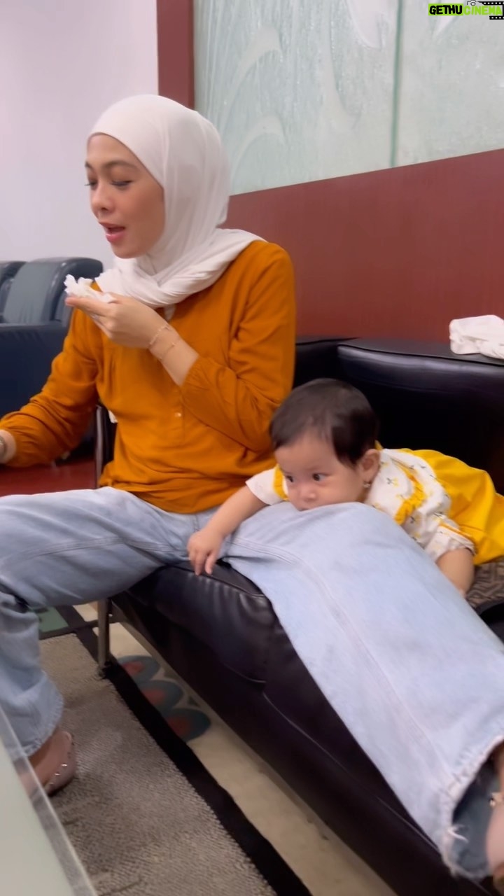 Dian Ayu Instagram - Mamak itu pasti multitasking! dalam posisi gini pun sekalinya anaknya gerak, refleknyaa juga jangan diragukan 👌🏻 Salam mamak mamak 😚