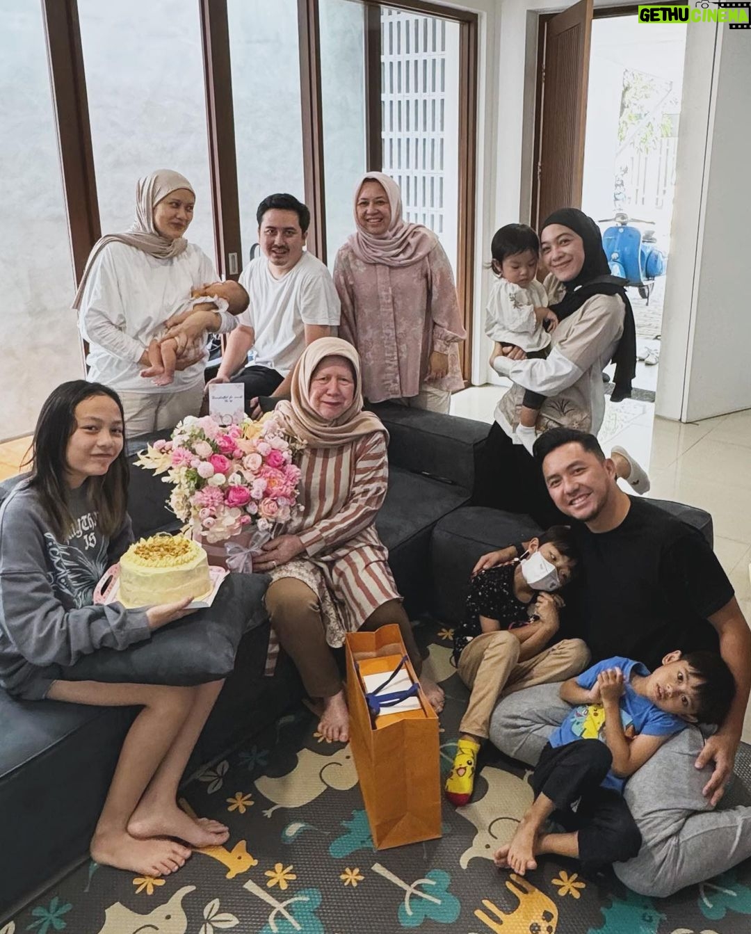 Dian Ayu Instagram - Hari ini pulang pergi ke Bandung buat ketemu Nenek! . . Wilujeng tepang taun Ibu, sadayana du’a nu pangsaena kanggo Ibu! ❤️ . . Doa terbaik juga untuk orang tua teman-teman semua, alfatihah 🤲🏻 Buah Batu Square