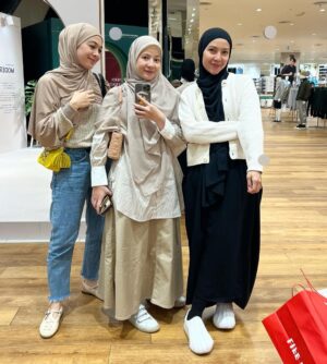 Dian Ayu Instagram - Namanyaa juga perempuan, nemu kaca gede langsung foto dan gak bisa sekali jepret dong 😝
Sisterrrrrrr, mainnn yukkk kemanaa kekk 🤣🤣🤣
Kemanaaa yaa enaknyaaaa 😚😚😚
@natasharizkynew @ratnagalih