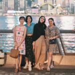 Dian Ayu Instagram – Dibalik senyum manis kami para ibu ibu, tentunyaa lebih banyak wajah kencengnyaa sambil gendong dan gandeng anak anak..
Yaa masing masing punya 3 anak, no nanny, yang umur nyaa lagi doyan banget nge-test ibunyaa, adakalanya suami juga gemesin, plusssss cuaca Hong Kong yg masyaallaahh puanase pooool menguras tenaga dan mensupport emosi kami.. 
tapi yaa gimanaa dong namanyaa jugaa cintaa ama mereka mereka tersebut diatas yakan buibuuu..

Buktinya belim juga pulang kemarin udah bahas next destination nya hahahahha..
Emang dasarrr yaaa ibu ibuu mahh 🤣🤣🤣

📸 @gradykayzel