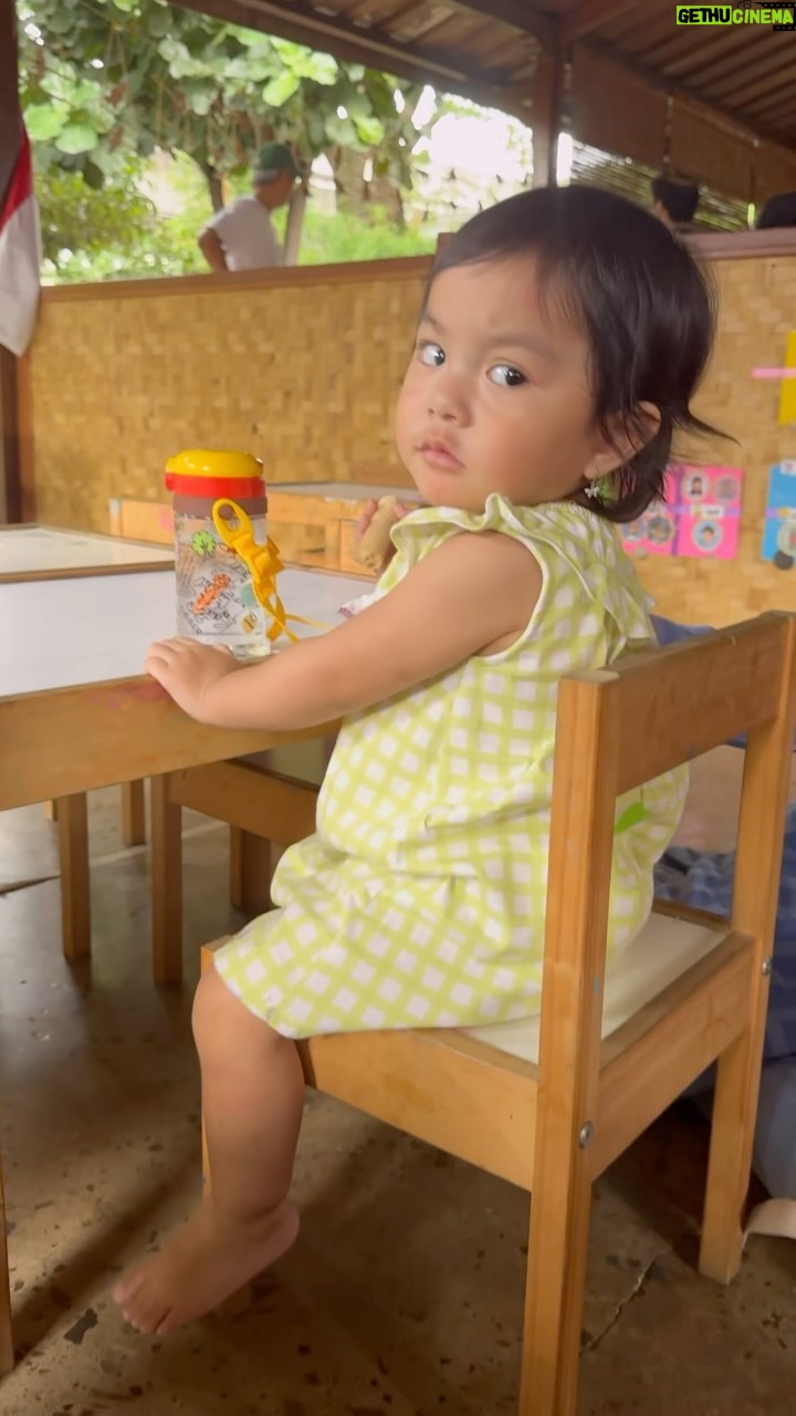 Dian Ayu Instagram - Adek Bulan udah sekolaaaahhhh š¤š¤š¤ Adek sungguh menikmati semuaaa kegiatannyaa, gak pake takut ato ragu.. Good Job adekkkk!!! Nyaman dan aman terusss yaa sayaang.. selamat mengexplore lebih banyak lagi sayaang š„¹ #firstdayofschool #18monthsold