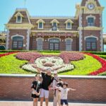 Dian Ayu Instagram - (Slide 1) : 1 2 3 cheeseeee…. (Slide 2) : yukk udah yuk panas panas .. Saking panasnyaa Hong Kong , mau goto keluarga gini aja beraaaat benerrr rasanya ☀️☀️☀️😝 📸 @gradykayzel Hong Kong Disneyland