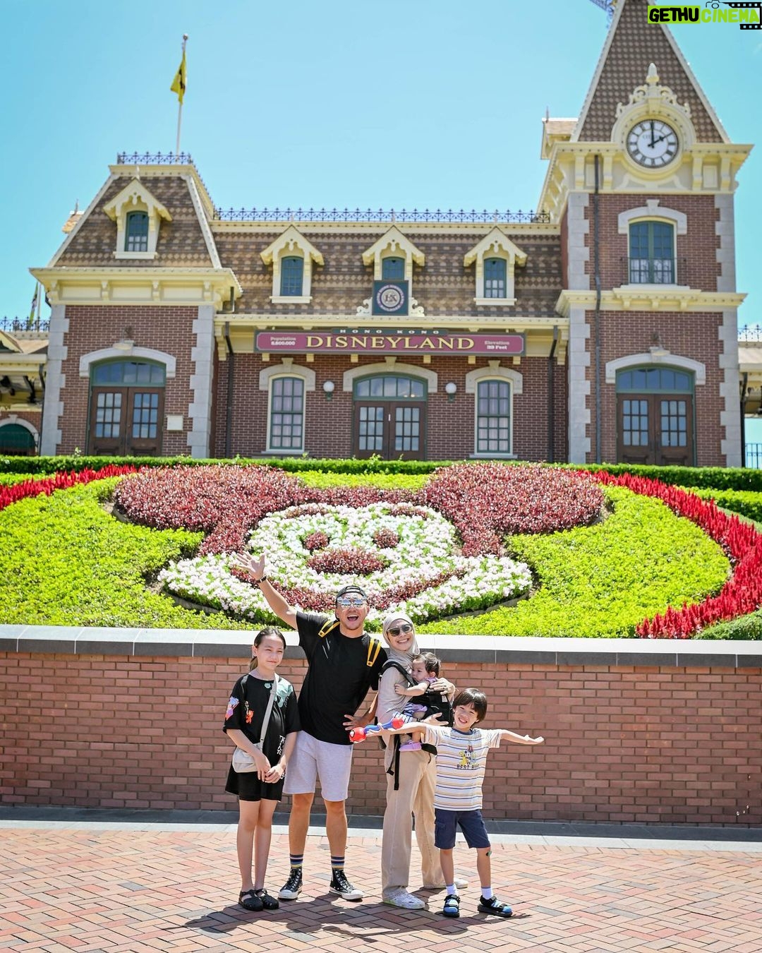 Dian Ayu Instagram - (Slide 1) : 1 2 3 cheeseeee…. (Slide 2) : yukk udah yuk panas panas .. Saking panasnyaa Hong Kong , mau goto keluarga gini aja beraaaat benerrr rasanya ☀️☀️☀️😝 📸 @gradykayzel Hong Kong Disneyland
