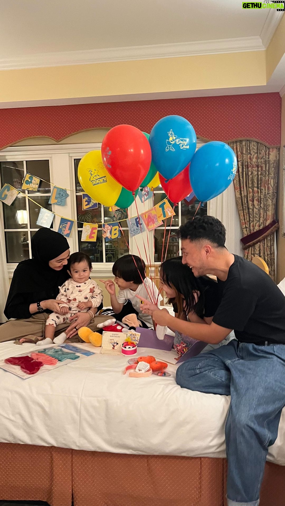 Dian Ayu Instagram - SATU TAHUNNN UMUR ADEK BULANNN!!! Masyaallaahh nakkk gak berasa bangettt saking hari harinyaaa sungguh kita nikmati sejak kehadiran adek.. Sehat selalu anakku, bahagia terus yaa solehah.. Abi umi kakak dan aa love you sooo much 💋💋💋
