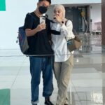 Dian Ayu Instagram – Tiba-tiba semalem ngedadak beli tiket, belum tau mau ngapain aja pas nyampe! 
.
.
Saatnya kembalikan gelora jiwa muda kita @dianayulestari ayo pacaran!
.
.
Paguyuban Orang Tua Tiga Anak Menolak Tua 🤘🏻🔥 International Airport Soekarno Hatta Cengkareng, Jakarta