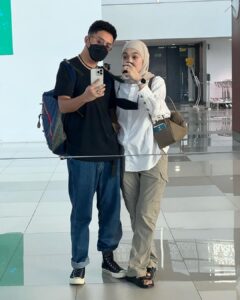 Dian Ayu Instagram - Tiba-tiba semalem ngedadak beli tiket, belum tau mau ngapain aja pas nyampe! . . Saatnya kembalikan gelora jiwa muda kita @dianayulestari ayo pacaran! . . Paguyuban Orang Tua Tiga Anak Menolak Tua 🤘🏻🔥 International Airport Soekarno Hatta Cengkareng, Jakarta