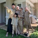 Dian Ayu Instagram – Minal aidin wal Faidzin..
Maaf lahir dan batin yaaa dari keluarga @theanandayu 🤍
Hati hati kolestrol yaaa 😝 Bandung