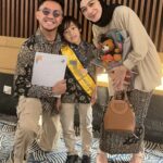 Dian Ayu Instagram – Ditengah maraknyaa “kenapa anak TK kudu wisuda”, atau “kembalikan wisuda hanya untuk mahasiswa”..
buat aku ini membanggakan banget.. bener mereka belum bikin skripsi.. jauhh dehh baca tulis ajaa gak lancar 😝

Tapi buat aku yg menyaksikan bagaimana anak anak ini bisa menghadapi pandemi yg merenggut sosial mereka selama dua tahun, yg gak sedikit juga karakter anak berubah karena terbiasa dalam rumah aja, sampai akhirnyaa mereka beradaptasi lagi belajar untuk mengerti, belajar kecewa, belajar mengatasi emosi yg meledak ledak, belajar gak semuanya tentang diri sendiri aja, udah luar biasaaa banget lohh! gak cuman anaknyaa tapi juga guru gurunya.. 

Wisuda ini buat anak TK hanya sebuah perayaan yg kalau diartikan “selamat yaa anak anak, kalian berhasil melewati masa sulit kemarin, yukk bersiap untuk masa depan yg ada” , alias yaa perpisahan kelas ajaaa 🥲

Semangat yaa aa!! Umi abi selalu bangga dengan apapun pencapaian aa sejauh ini 💋

🤍🤍🤍

P.s : acara wisuda sekolah langit ini tidak ada sama sekali pemungutan biaya lagi..
.
#graduation
#classof2023