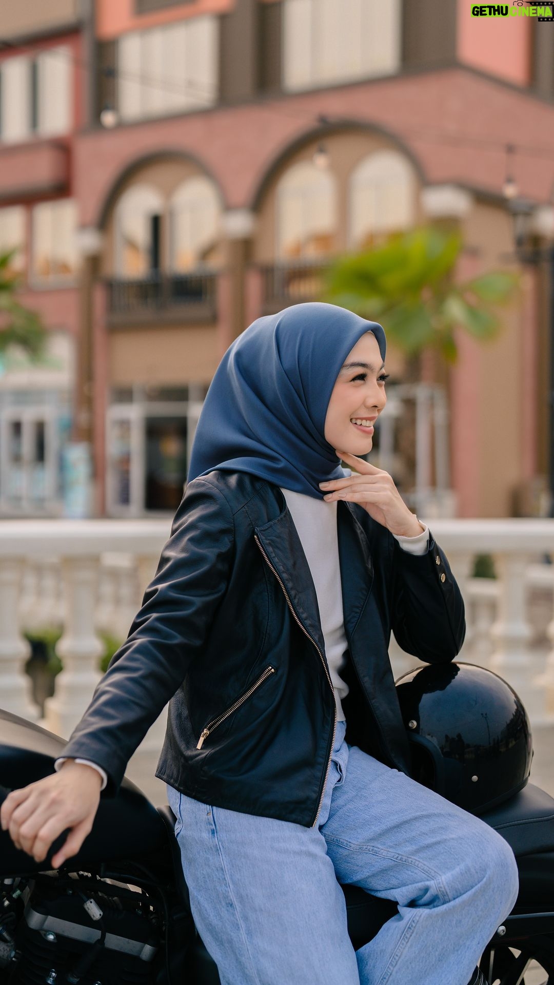 Dian Ayu Instagram - HL Paris Ultrafine untuk berbagai kesempatan? Why not! @dianayulestari sudah membuktikan bahwa jilbab segi empat polos yang satu ini bisa jadi andalan bahkan untuk naik motor loh! HL Paris Ultrafine launching 19 Juni 09.00WIB hanya di aplikasi Heaven Lights #HijabPolosSegiEmpat #DiscoverYourComfortZone