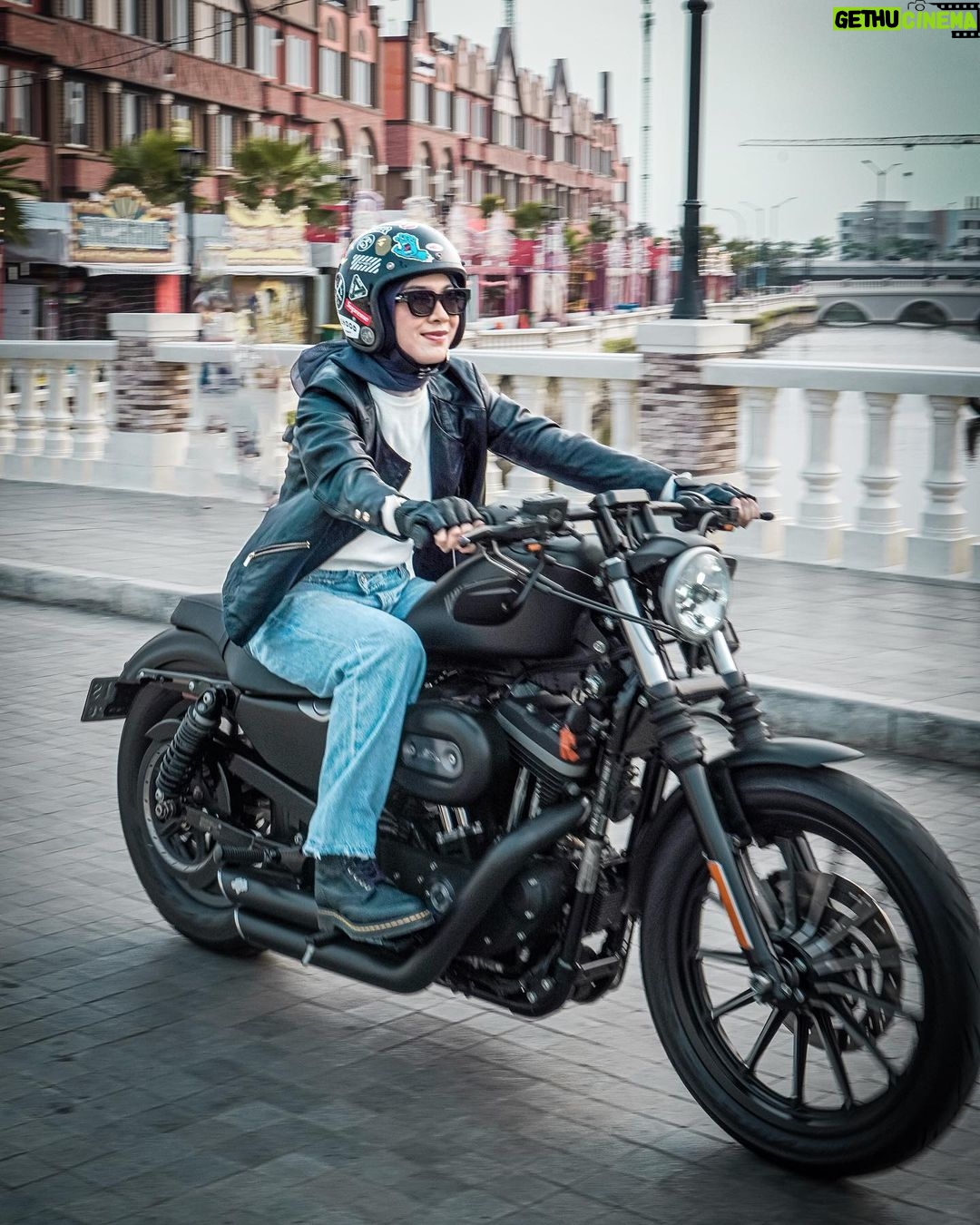 Dian Ayu Instagram - Gapapa deh sekarang motorannyaa di Amsterdam ala ala duluuu.. Kaliii ajaaaa tau tau diajakin motoran disana beneraaann yakannn.. Bulan juni nihhh, umi ulang tahun looo biiii @omeshomesh uhukkk uhukkk 🤪 #harleydavidson #harleysportster . . 📸 @abadiinsan