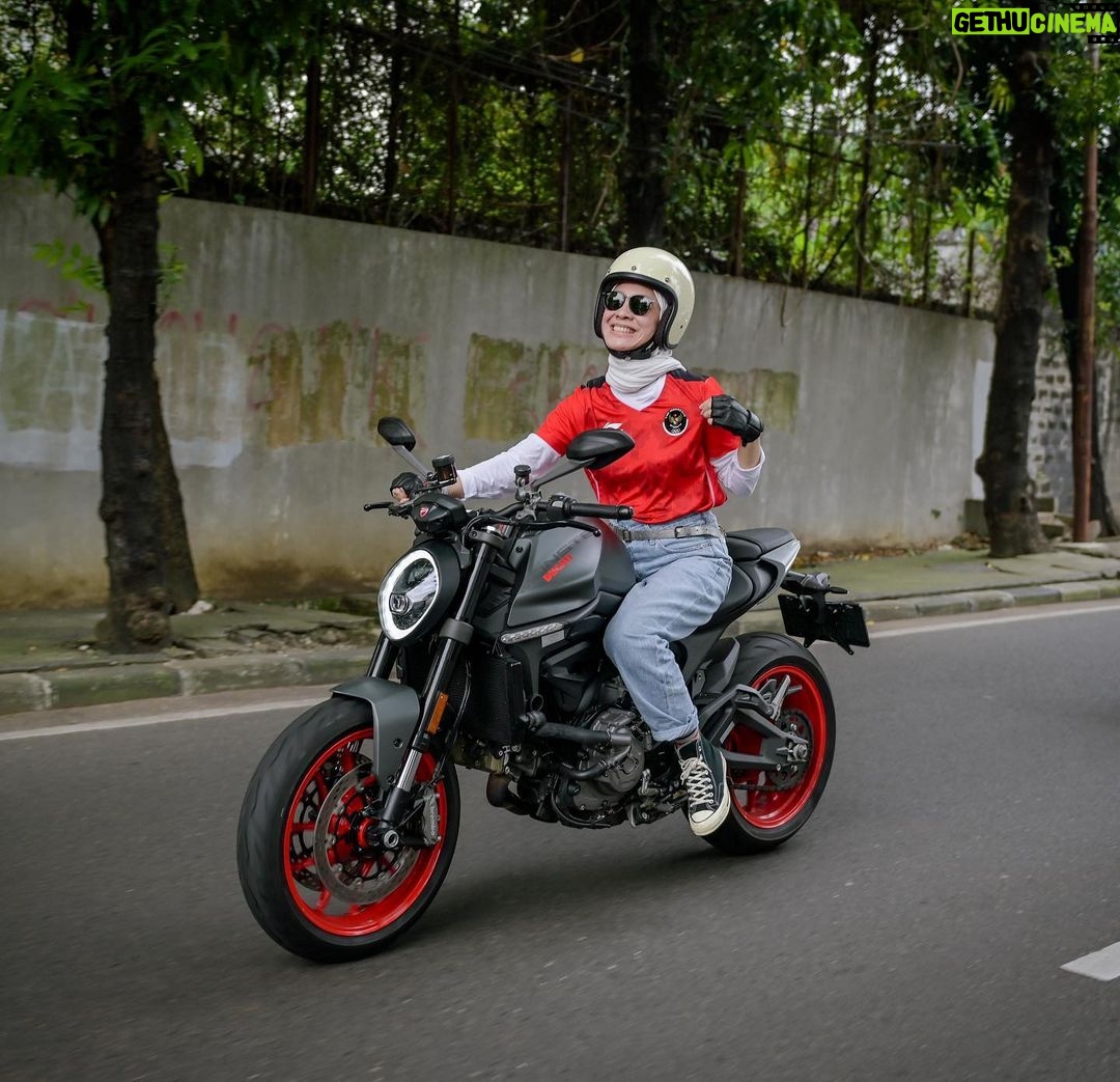 Dian Ayu Instagram - Terima kasih pak @rivan.purwantono & @nabilabylla untuk undangannyaaa.. Pengalaman baru ngawal timnas dalam kemacetan pake @ducati_id monster π πΈ @gradykayzel . #ducati #ducatiindonesia #ducatimonster #timnasindonesia