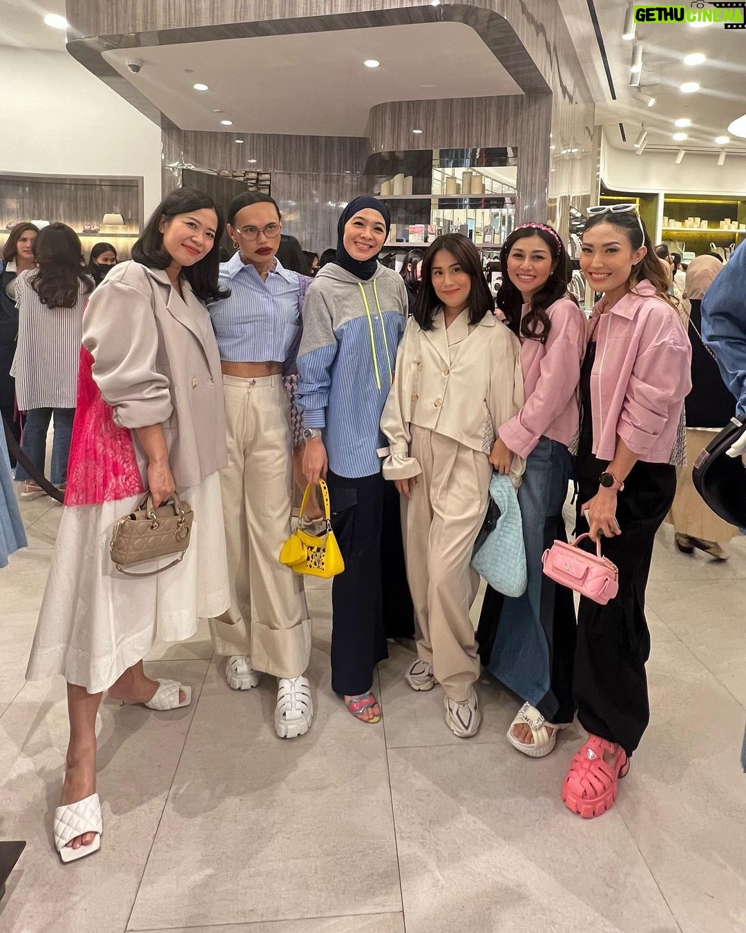 Dian Ayu Instagram - @ikyk2011 x @nagitaslavina.co collaboration event 🤍 Congratulations @anandiaputri @raffinagita1717 🫰🏻 . . . #latepost