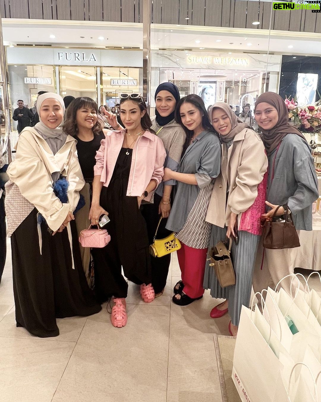 Dian Ayu Instagram - @ikyk2011 x @nagitaslavina.co collaboration event 🤍 Congratulations @anandiaputri @raffinagita1717 🫰🏻 . . . #latepost