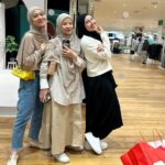 Dian Ayu Instagram - Namanyaa juga perempuan, nemu kaca gede langsung foto dan gak bisa sekali jepret dong 😝 Sisterrrrrrr, mainnn yukkk kemanaa kekk 🤣🤣🤣 Kemanaaa yaa enaknyaaaa 😚😚😚 @natasharizkynew @ratnagalih