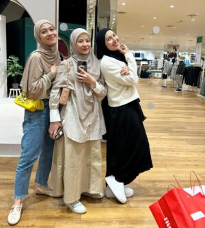 Dian Ayu Instagram - Namanyaa juga perempuan, nemu kaca gede langsung foto dan gak bisa sekali jepret dong 😝
Sisterrrrrrr, mainnn yukkk kemanaa kekk 🤣🤣🤣
Kemanaaa yaa enaknyaaaa 😚😚😚
@natasharizkynew @ratnagalih