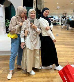 Dian Ayu Instagram - Namanyaa juga perempuan, nemu kaca gede langsung foto dan gak bisa sekali jepret dong 😝
Sisterrrrrrr, mainnn yukkk kemanaa kekk 🤣🤣🤣
Kemanaaa yaa enaknyaaaa 😚😚😚
@natasharizkynew @ratnagalih