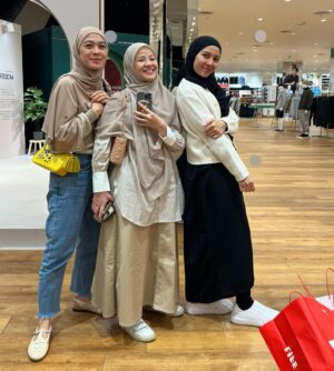 Dian Ayu Instagram - Namanyaa juga perempuan, nemu kaca gede langsung foto dan gak bisa sekali jepret dong 😝
Sisterrrrrrr, mainnn yukkk kemanaa kekk 🤣🤣🤣
Kemanaaa yaa enaknyaaaa 😚😚😚
@natasharizkynew @ratnagalih