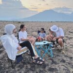 Dian Ayu Instagram - Setelah bimbang mau kemana, akhirnya di waktu yang mepet kita memilih buat liburan ke Banyuwangi dan sekitarnya karena kita pengen ngasih pengalaman yang berbeda buat anak-anak. . . Berenang di air terjun, masuk ke taman nasional di atas mobil, ngeliat langsung hewan yang dilindungi di habitatnya, naik perahu nyusurin pantai mangrove, nginep di pinggir pantai terus pindah ke gunung, mampir ke kawasan adat Osing, pokoknya banyak banget hal baru buat anak-anak. . . Anak-anak bahagia banget dan kalo anak-anak bahagia, Abi Uminya juga udah pasti bahagia! Alhamdulillah. . . Makasih @sanggar_genjah_arum kita boleh mampir, Pak Iwan driver dan mba Icha @rizarastri yang jadi guide kita selama disana. Banyuwangi, Jawa Timur, Indonesia