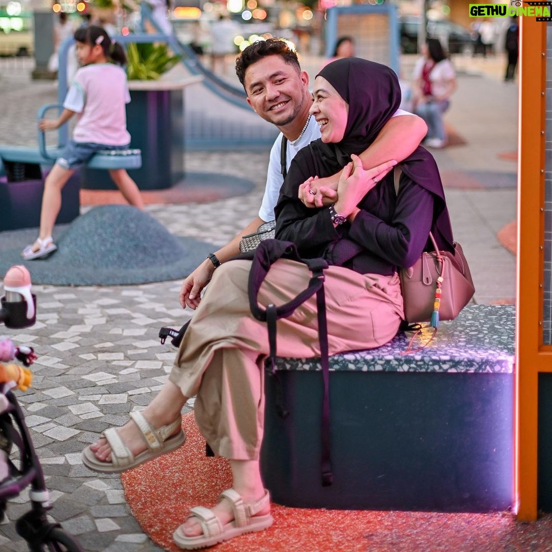 Dian Ayu Instagram - 8 Juli 2023 lalu, usia pernikahan kita udah 11 tahun biii @omeshomesh masyaallaahh 🥹 Banyak banyakan keriput yukk, banyak banyakan uban, tapi kudu sama sama sehat terus biar bisa ngeliat cucu cucu kita (insyaallaahh) ☺️ Doa umi sebagai istri gak akan pernah putus, semoga abi semakin jadi imam terbaik untuk Anandayu, suami yang terbaik untuk umi, ayah yang terbaik untuk Embun, Langit, dan Bulan 🤍 Semoga Allah selalu melindungi keluarga kecil kita sampai maut memisahkan, dijauhkan dari godaan, dikuatkan, dan tentunya sakinah mawaddah warahmah seperti Rasulullah SAW aminn.. Pegangan tangan terus kita yaaa sayang 🤍 Wuffwufffffffff, #11weddinganniversary #theanandayu