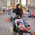 Dian Ayu Instagram – Dibalik senyum manis kami para ibu ibu, tentunyaa lebih banyak wajah kencengnyaa sambil gendong dan gandeng anak anak..
Yaa masing masing punya 3 anak, no nanny, yang umur nyaa lagi doyan banget nge-test ibunyaa, adakalanya suami juga gemesin, plusssss cuaca Hong Kong yg masyaallaahh puanase pooool menguras tenaga dan mensupport emosi kami.. 
tapi yaa gimanaa dong namanyaa jugaa cintaa ama mereka mereka tersebut diatas yakan buibuuu..

Buktinya belim juga pulang kemarin udah bahas next destination nya hahahahha..
Emang dasarrr yaaa ibu ibuu mahh 🤣🤣🤣

📸 @gradykayzel