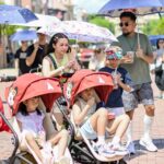 Dian Ayu Instagram – Dibalik senyum manis kami para ibu ibu, tentunyaa lebih banyak wajah kencengnyaa sambil gendong dan gandeng anak anak..
Yaa masing masing punya 3 anak, no nanny, yang umur nyaa lagi doyan banget nge-test ibunyaa, adakalanya suami juga gemesin, plusssss cuaca Hong Kong yg masyaallaahh puanase pooool menguras tenaga dan mensupport emosi kami.. 
tapi yaa gimanaa dong namanyaa jugaa cintaa ama mereka mereka tersebut diatas yakan buibuuu..

Buktinya belim juga pulang kemarin udah bahas next destination nya hahahahha..
Emang dasarrr yaaa ibu ibuu mahh 🤣🤣🤣

📸 @gradykayzel