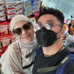 Dian Ayu Instagram - Tiba-tiba semalem ngedadak beli tiket, belum tau mau ngapain aja pas nyampe! . . Saatnya kembalikan gelora jiwa muda kita @dianayulestari ayo pacaran! . . Paguyuban Orang Tua Tiga Anak Menolak Tua 🤘🏻🔥 International Airport Soekarno Hatta Cengkareng, Jakarta