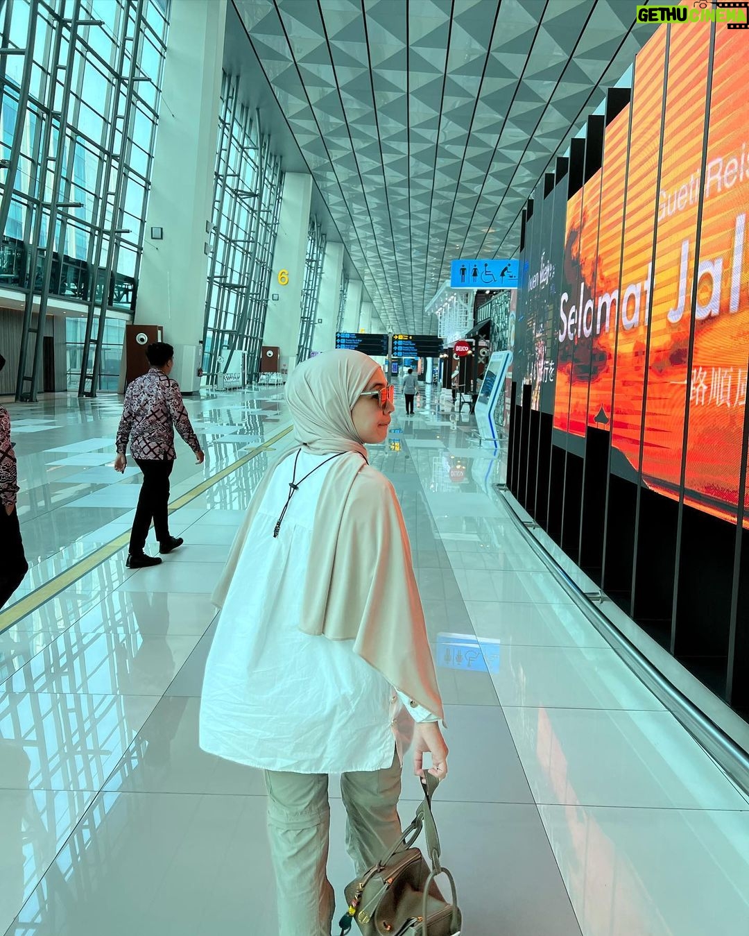Dian Ayu Instagram - Tiba-tiba semalem ngedadak beli tiket, belum tau mau ngapain aja pas nyampe! . . Saatnya kembalikan gelora jiwa muda kita @dianayulestari ayo pacaran! . . Paguyuban Orang Tua Tiga Anak Menolak Tua 🤘🏻🔥 International Airport Soekarno Hatta Cengkareng, Jakarta