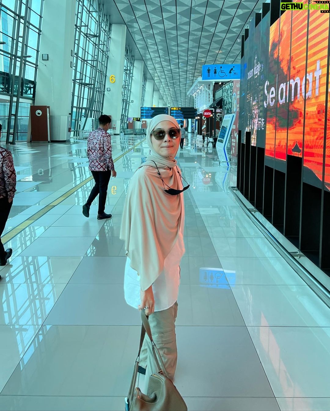 Dian Ayu Instagram - Tiba-tiba semalem ngedadak beli tiket, belum tau mau ngapain aja pas nyampe! . . Saatnya kembalikan gelora jiwa muda kita @dianayulestari ayo pacaran! . . Paguyuban Orang Tua Tiga Anak Menolak Tua 🤘🏻🔥 International Airport Soekarno Hatta Cengkareng, Jakarta
