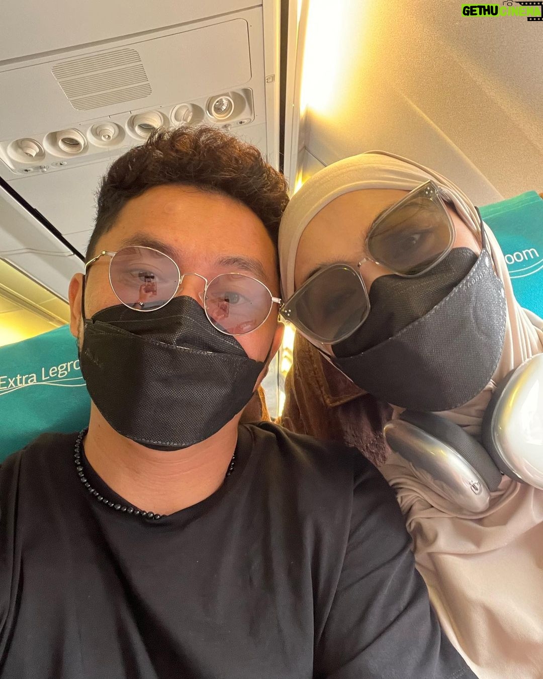 Dian Ayu Instagram - Tiba-tiba semalem ngedadak beli tiket, belum tau mau ngapain aja pas nyampe! . . Saatnya kembalikan gelora jiwa muda kita @dianayulestari ayo pacaran! . . Paguyuban Orang Tua Tiga Anak Menolak Tua 🤘🏻🔥 International Airport Soekarno Hatta Cengkareng, Jakarta