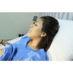 Dian Ayu Instagram - Tanggal 12 Mei 2017 pkl 23.30, baruuu mau meremin mata tiba tiba berasa pipis gak bisa ditahan. Setengah sadar akhirnya ngehh!! Ketuban-nya pecahhh.. buru2 berangkat RS (krn gak punya pengalaman menghadapi hamil pecah ketuban 😅). Kontraksi sebenernya dihari itu udah dari jam 11 siang, tp gak teratur jd saya acuh aja awalnya.. sampe RS dicek masih bukaan 2.. Alhamdulillaah ditungguin aja 😇 sampeeeeee tgl 13 Mei 2017 jam 1 siang, bukaan ternyata gak nambah, sementara ketuban terus keluar, dan kontraksi justru semakin sedikit.. dalam hati terusssss berdoa "ya Allaah, lancarkan persalinan ini. Biarkan anak saya lahir secara normal dan sehat" (alias uminya udah ketakutan bakal di SC duluan 😂) Gak lama dokternya memutuskan untuk di induksi, dalam setengah jam bereaksi daaaaaaaan ALLAAAAAAHUABAAAAR rasanyaaaa 5x kontraksi alamiiii.. badan rasanyaa diperesssssssss sakitttrr luar biasa (maaf yaa suami tangannyaa aku remesin terus) 😂 Dannn Alhamdulillaah, setelah 15 jam perjuangan, sore harinya anak kedua kami BTARA LANGIT ANANDAYU lahirrr dengan sehat dan selamat melalui persalinan normal 💞 Minta doanyaaa semuaaaa supaya Langit jadi anak soleh, pintar, dan jadi anak baik untuk semuanya.. aminnn 😇