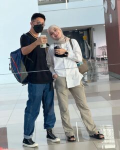 Dian Ayu Instagram - Tiba-tiba semalem ngedadak beli tiket, belum tau mau ngapain aja pas nyampe! . . Saatnya kembalikan gelora jiwa muda kita @dianayulestari ayo pacaran! . . Paguyuban Orang Tua Tiga Anak Menolak Tua 🤘🏻🔥 International Airport Soekarno Hatta Cengkareng, Jakarta