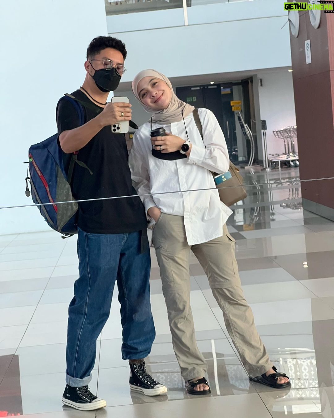 Dian Ayu Instagram - Tiba-tiba semalem ngedadak beli tiket, belum tau mau ngapain aja pas nyampe! . . Saatnya kembalikan gelora jiwa muda kita @dianayulestari ayo pacaran! . . Paguyuban Orang Tua Tiga Anak Menolak Tua 🤘🏻🔥 International Airport Soekarno Hatta Cengkareng, Jakarta