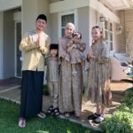 Dian Ayu Instagram – Minal aidin wal Faidzin..
Maaf lahir dan batin yaaa dari keluarga @theanandayu 🤍
Hati hati kolestrol yaaa 😝 Bandung