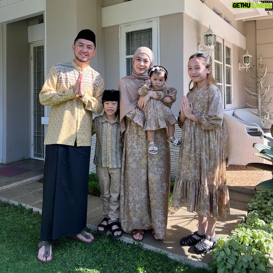 Dian Ayu Instagram - Minal aidin wal Faidzin.. Maaf lahir dan batin yaaa dari keluarga @theanandayu 🤍 Hati hati kolestrol yaaa 😝 Bandung