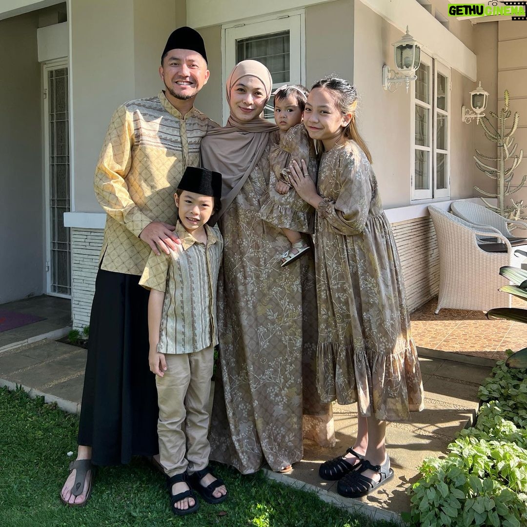 Dian Ayu Instagram - Minal aidin wal Faidzin.. Maaf lahir dan batin yaaa dari keluarga @theanandayu 🤍 Hati hati kolestrol yaaa 😝 Bandung