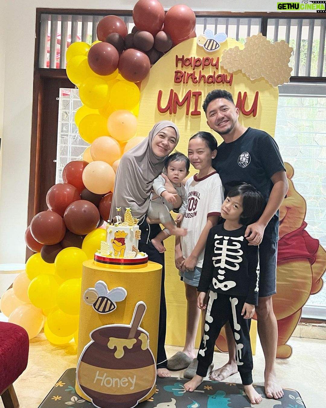 Dian Ayu Instagram - Masih edisi umi 37 tahun 🤍 Alhamdulillaah ya Allahh sungguh bersyukur dikelilingi orang orang ini.. terima kasih ya Allah 🥲 . Makasih om @gradykayzel foto fotonyaaa 🥹