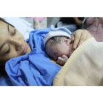 Dian Ayu Instagram - Tanggal 12 Mei 2017 pkl 23.30, baruuu mau meremin mata tiba tiba berasa pipis gak bisa ditahan. Setengah sadar akhirnya ngehh!! Ketuban-nya pecahhh.. buru2 berangkat RS (krn gak punya pengalaman menghadapi hamil pecah ketuban 😅). Kontraksi sebenernya dihari itu udah dari jam 11 siang, tp gak teratur jd saya acuh aja awalnya.. sampe RS dicek masih bukaan 2.. Alhamdulillaah ditungguin aja 😇 sampeeeeee tgl 13 Mei 2017 jam 1 siang, bukaan ternyata gak nambah, sementara ketuban terus keluar, dan kontraksi justru semakin sedikit.. dalam hati terusssss berdoa "ya Allaah, lancarkan persalinan ini. Biarkan anak saya lahir secara normal dan sehat" (alias uminya udah ketakutan bakal di SC duluan 😂) Gak lama dokternya memutuskan untuk di induksi, dalam setengah jam bereaksi daaaaaaaan ALLAAAAAAHUABAAAAR rasanyaaaa 5x kontraksi alamiiii.. badan rasanyaa diperesssssssss sakitttrr luar biasa (maaf yaa suami tangannyaa aku remesin terus) 😂 Dannn Alhamdulillaah, setelah 15 jam perjuangan, sore harinya anak kedua kami BTARA LANGIT ANANDAYU lahirrr dengan sehat dan selamat melalui persalinan normal 💞 Minta doanyaaa semuaaaa supaya Langit jadi anak soleh, pintar, dan jadi anak baik untuk semuanya.. aminnn 😇