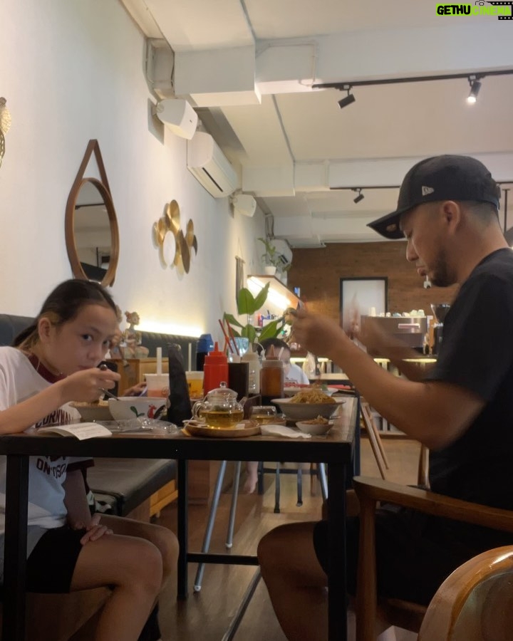 Dian Ayu Instagram - Masih edisi umi 37 tahun 🤍 Alhamdulillaah ya Allahh sungguh bersyukur dikelilingi orang orang ini.. terima kasih ya Allah 🥲 . Makasih om @gradykayzel foto fotonyaaa 🥹