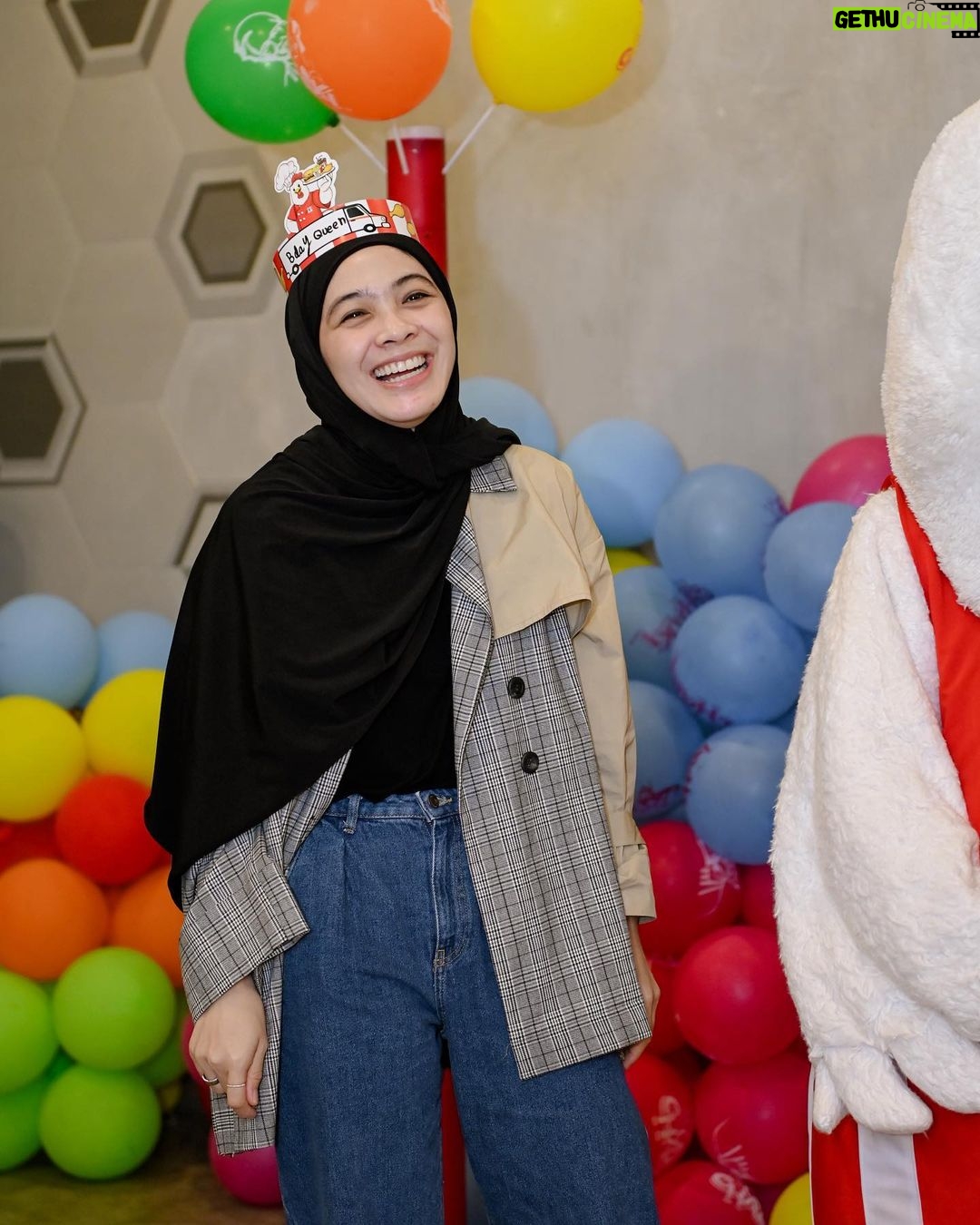 Dian Ayu Instagram - Masih edisi umi 37 tahun 🤍 Alhamdulillaah ya Allahh sungguh bersyukur dikelilingi orang orang ini.. terima kasih ya Allah 🥲 . Makasih om @gradykayzel foto fotonyaaa 🥹